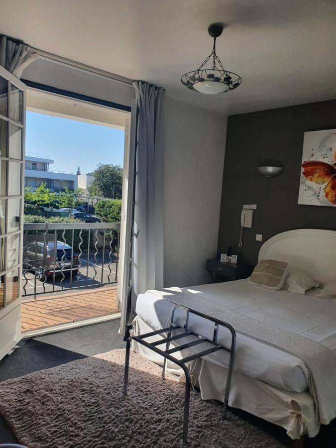 Hotel Le Petit Manoir Logis Les Angles  Exterior foto