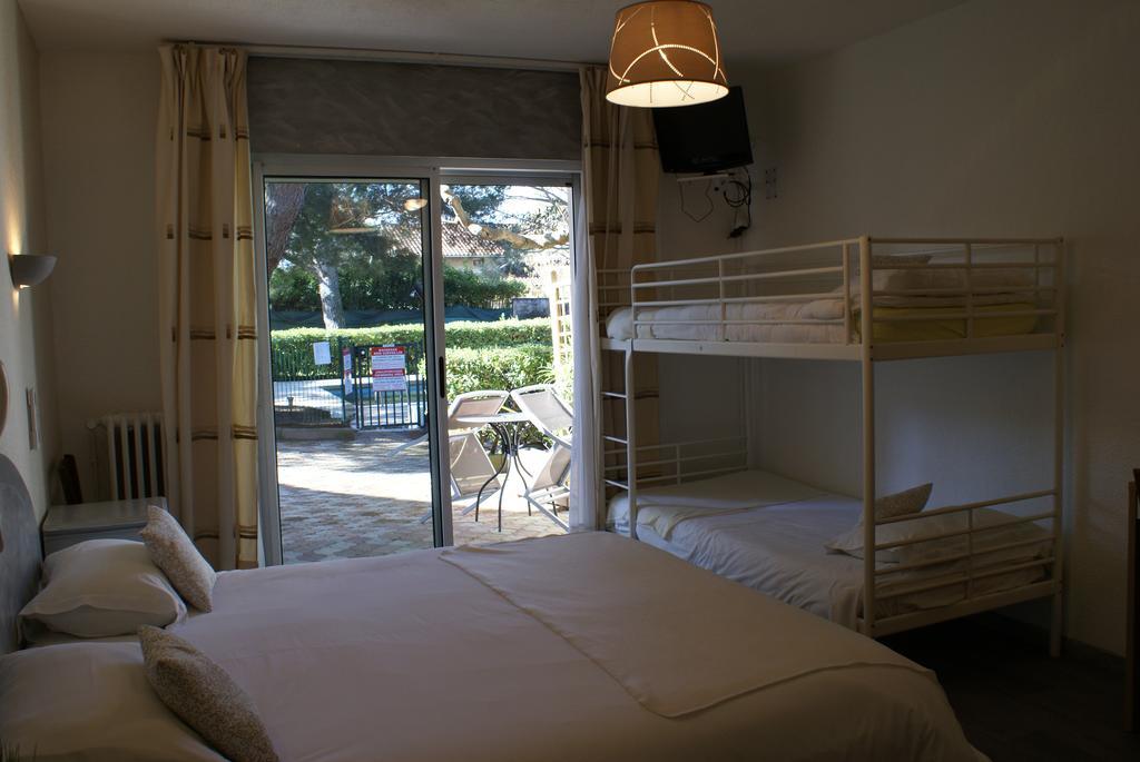 Hotel Le Petit Manoir Logis Les Angles  Exterior foto