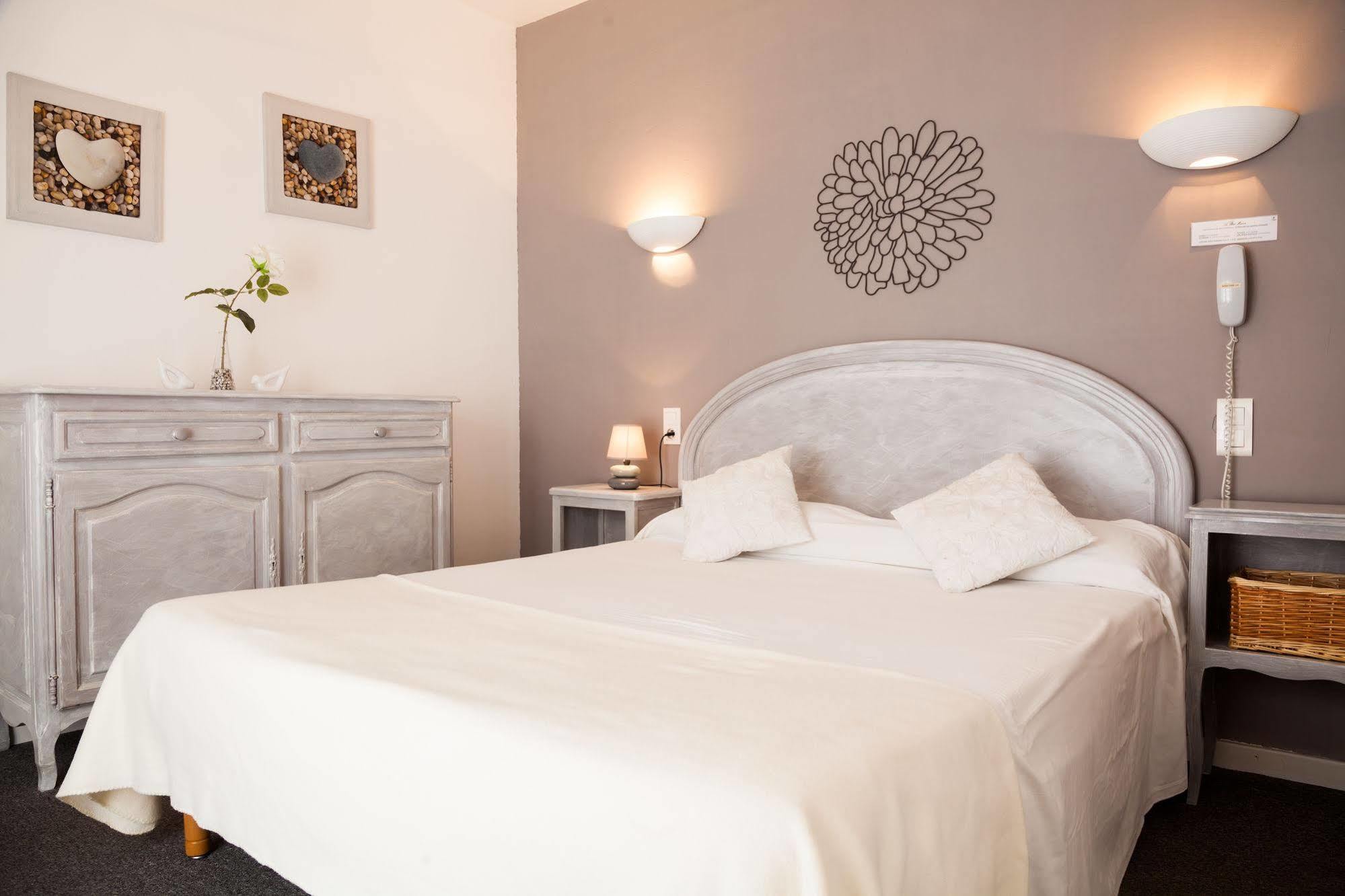 Hotel Le Petit Manoir Logis Les Angles  Exterior foto